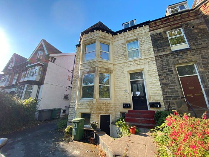 2 Bedroom Flat To Rent In Harehills Avenue, Leeds, LS8