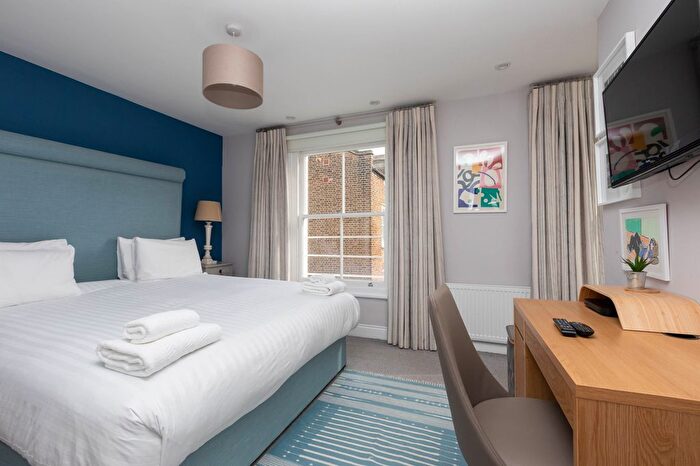 3 Bedroom Flat To Rent In Powis Square, London . All Bills Included (Lndn-P), W11