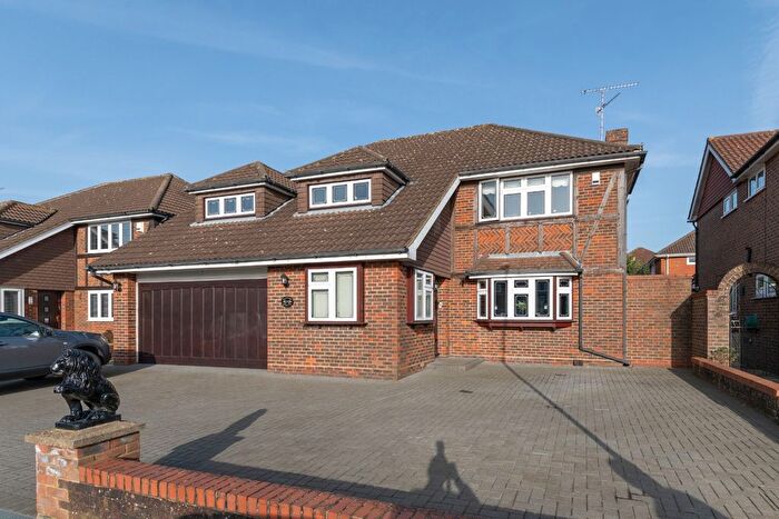 4 Bedroom Detached House For Sale In Clinton Avenue, Luton, Bedfordshire, LU2