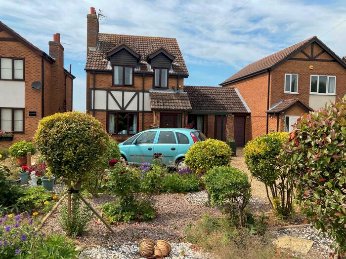 2 Bedroom Link Detached House For Sale In Lowgate, Lutton, Spalding, PE12