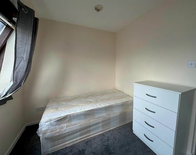 Studio To Rent In Howard Road, London, N15