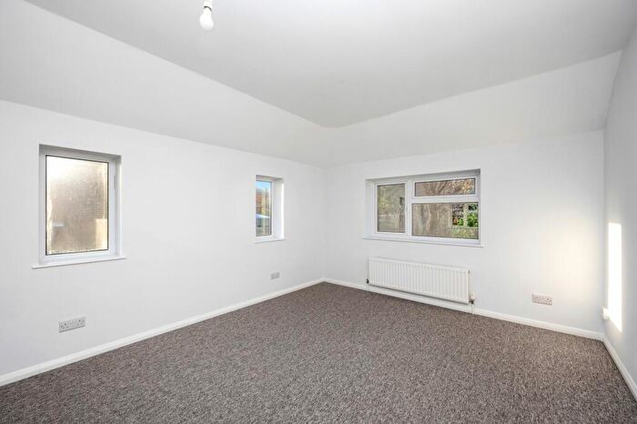 4 Bedroom Semi-Detached House To Rent In Stonery Close, Portslade, BN41