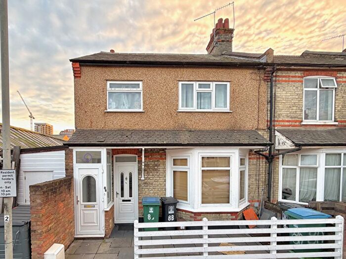 2 Bedroom Maisonette For Sale In Victoria Road, Watford, WD24