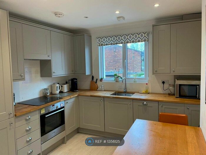 2 Bedroom Maisonette To Rent In Colney Hatch Lane, London, N10