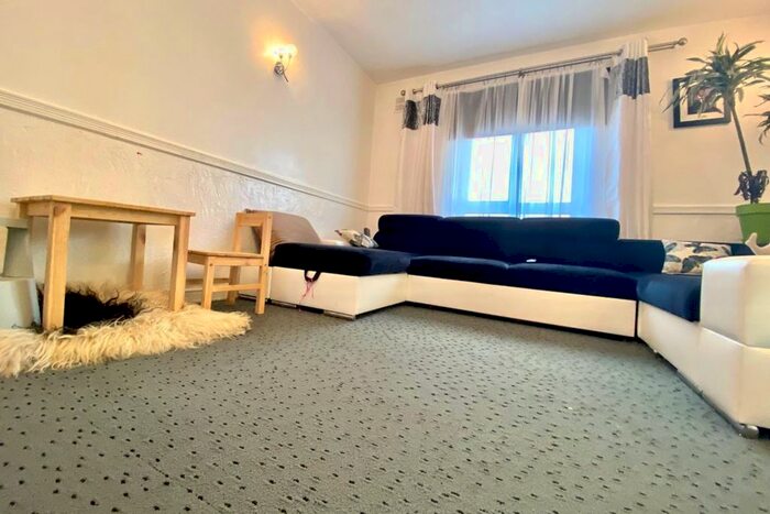 1 Bedroom Maisonette To Rent In Rochfords Gardens, Slough SL2