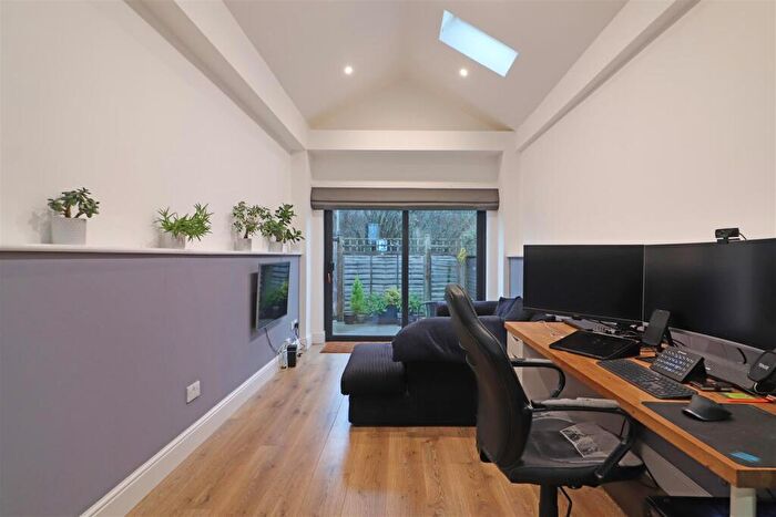 1 Bedroom Detached House For Sale In Wilton Road, Redhill, RH1