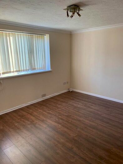 2 Bedroom Flat To Rent In Peel Court, Slough, SL1