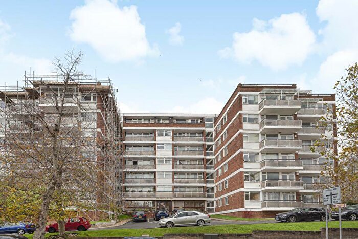 2 Bedroom Flat For Sale In Embassy Lodge, Finchley, N3