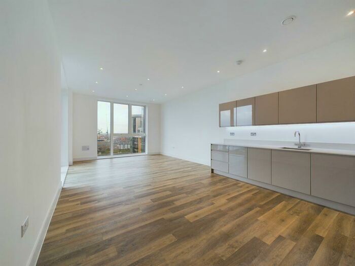 3 Bedroom Flat To Rent In Bridges Court Road, Clapham Junction, &# Bedrooms Flat, SW11
