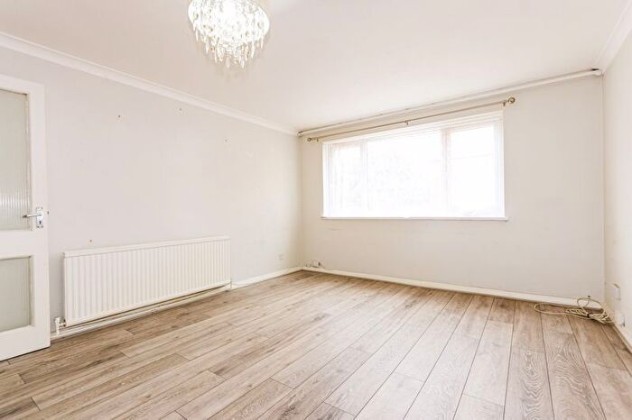 2 Bedroom Flat To Rent In The Farmlands, Northolt, UB5