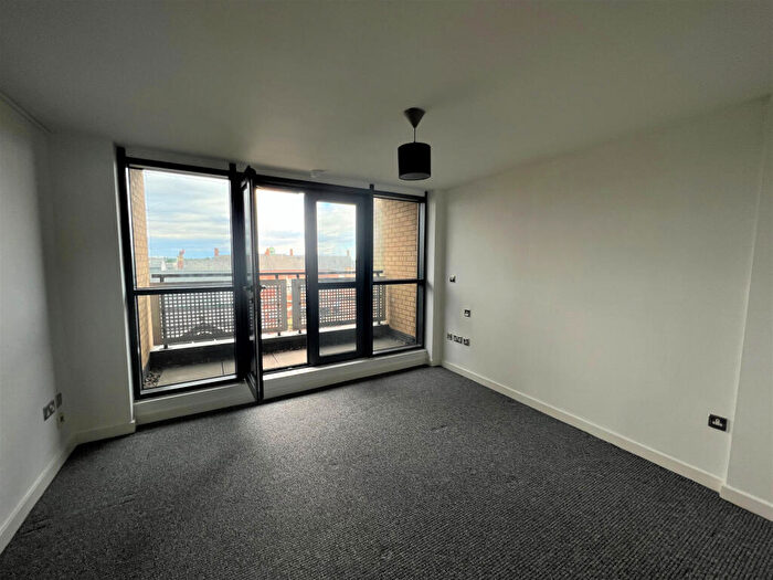 2 Bedroom Flat To Rent In Apartment, Queens Court, Dock Street, HU1
