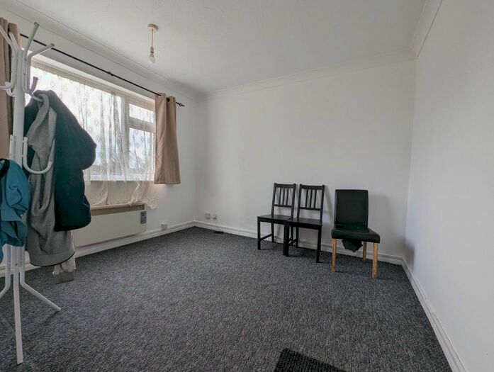 2 Bedroom Maisonette To Rent In Canterbury Close, Luton, LU3