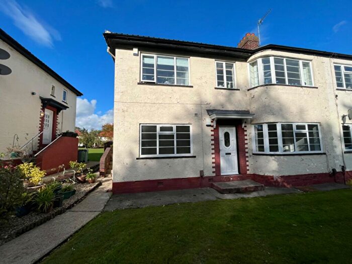 2 Bedroom Flat To Rent In New Adel Lane, Leeds, West Yorkshire, LS16