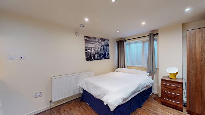 Studio To Rent In Ash Grove, London, NW2