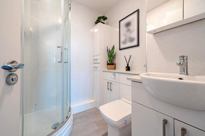 2 Bedroom Apartment For Sale In Westdown Gardens, Whipsnade Road, Dunstable, LU6