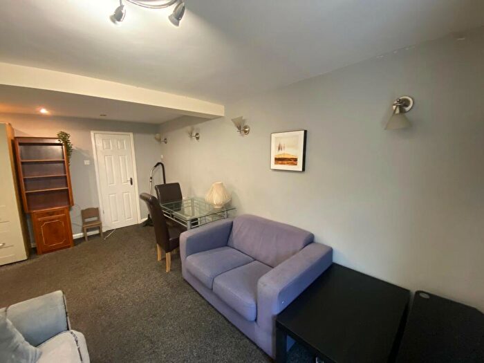 4 Bedroom Apartment To Rent In Walmsley Road, Leeds, LS6