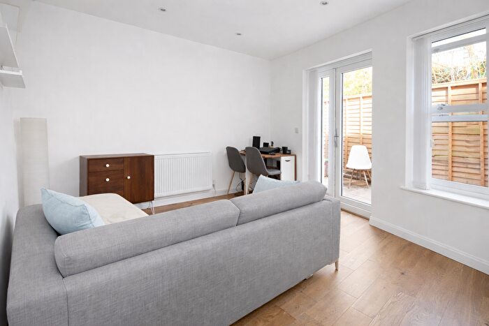 1 Bedroom Flat To Rent In Birstall Road, London, N15