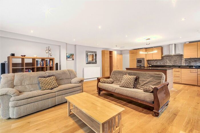 2 Bedroom Flat To Rent In Tooley Street, London, SE1