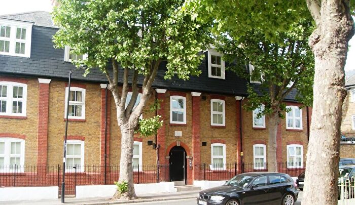 3 Bedroom Apartment To Rent In Grundy Street, London, E14