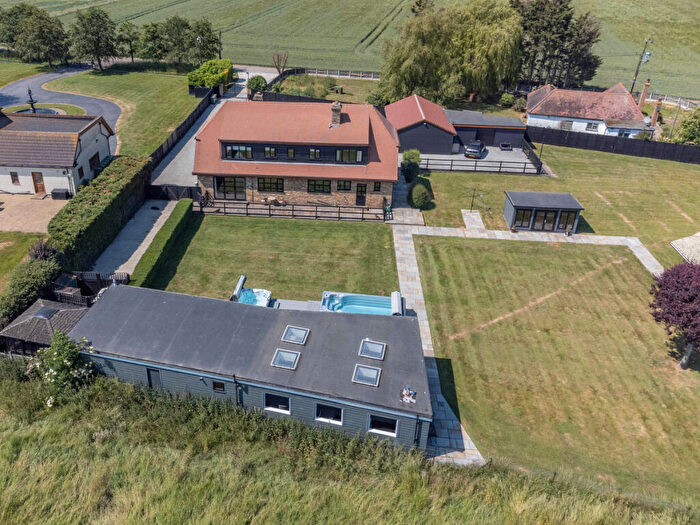 3 Bedroom Detached House For Sale In Harrow Lane, Upminster, RM14