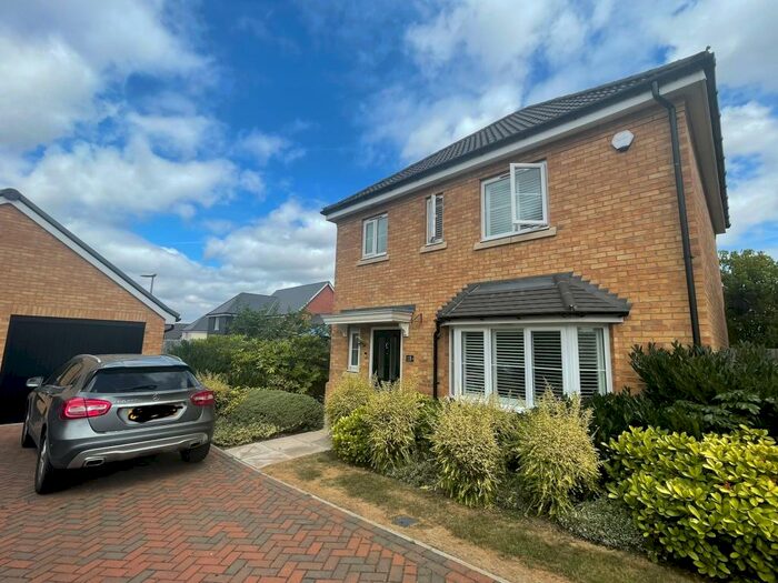 3 Bedroom House To Rent In Stamford Drive, Dunton Fields, Laindon, SS15