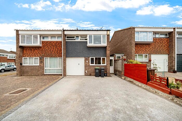 3 Bedroom Semi Detached House For Sale In Ivy Close, Gravesend, Kent, DA12