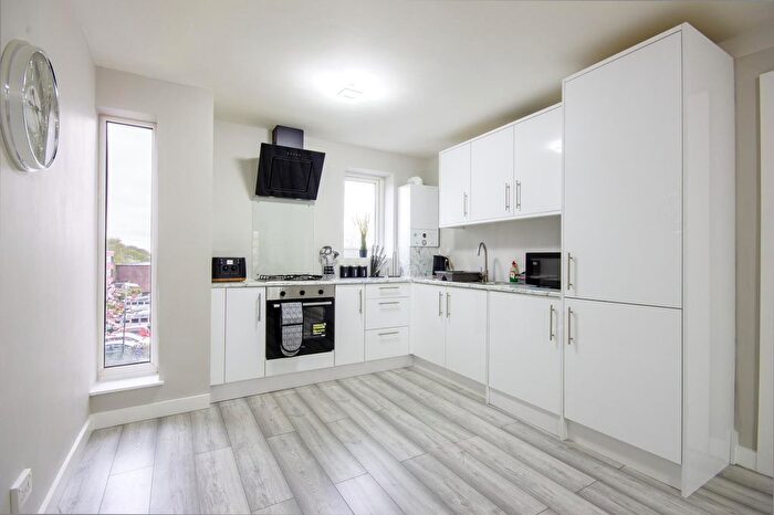 2 Bedroom Flat To Rent In Polesden Gardens, Raynes Park, SW20