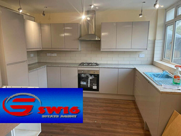 4 Bedroom Terraced House To Rent In Ballantyne Road, Farnborough, Hampshire, GU14