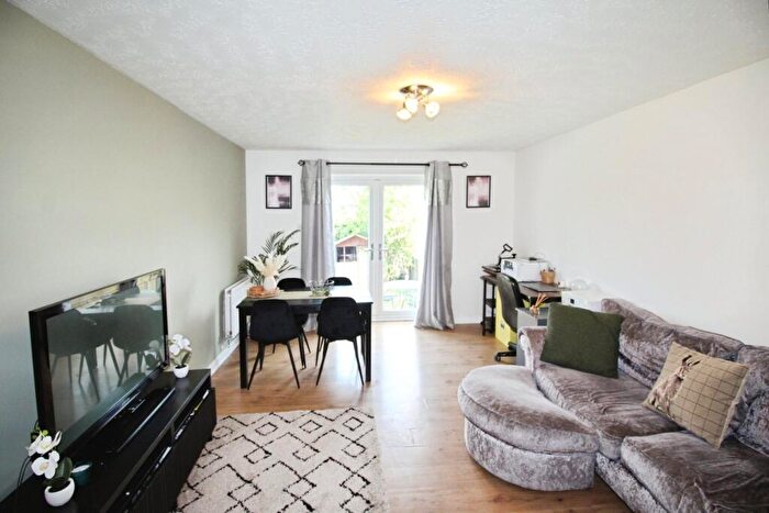 2 Bedroom Semi-Detached House For Sale In Ibbetson Road, Churwell, Morley, Leeds, LS27