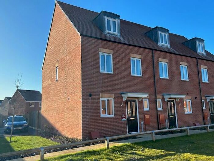 3 Bedroom Town House To Rent In Fakenham Green, Bourne, PE10