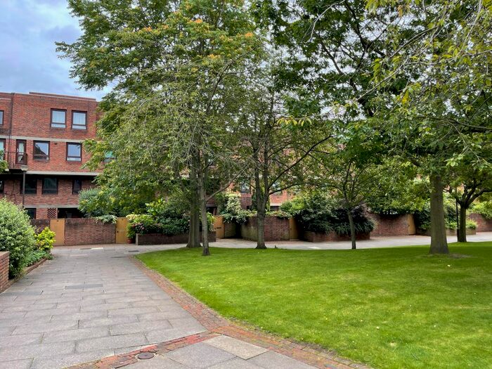 3 Bedroom Flat To Rent In More Close, London, W14
