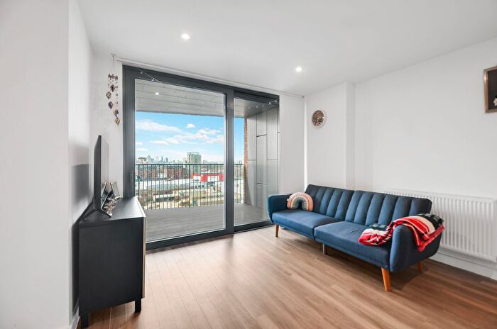 2 Bedroom Flat For Sale In Gillender Street, London, E3