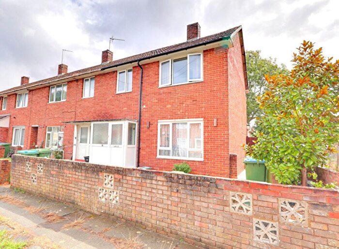 3 Bedroom End Of Terrace House For Sale In Whitestone Close, Millbrook, Southampton, SO16