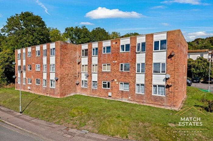 2 Bedroom Flat For Sale In Holywell Avenue, Folkestone, Kent, CT19