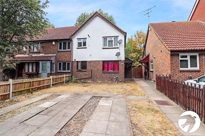 2 Bedroom Maisonette For Sale In Goldfinch Road, West Thamesmead, London, SE28