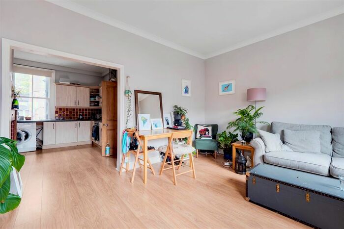 2 Bedroom Flat To Rent In Replingham Road, London, SW18