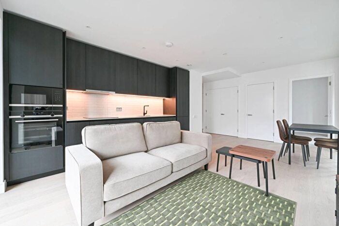 2 Bedroom Flat To Rent In Heygate Street, Elephant And Castle, London, SE17