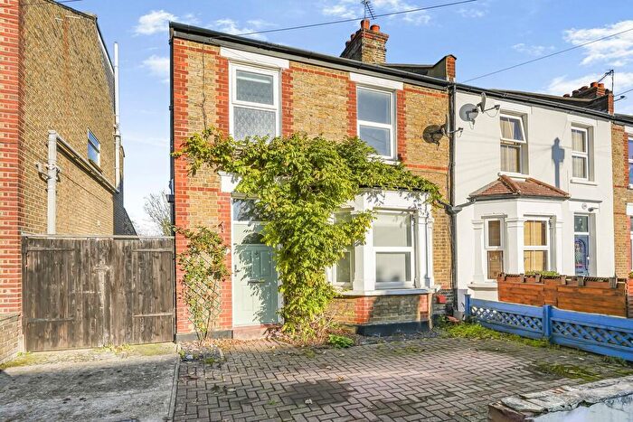 3 Bedroom End Of Terrace House For Sale In Ravenscar Road, Surbiton, KT6