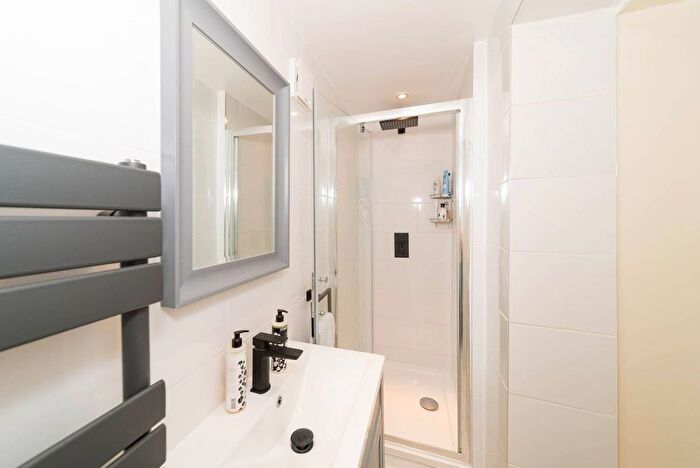 2 Bedroom Flat For Sale In Cavendish Road, Clapham South, London, SW12