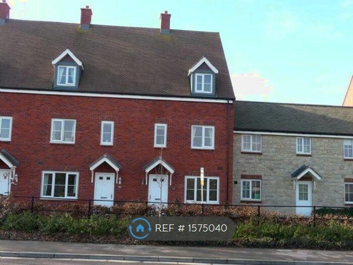 3 Bedroom Terraced House To Rent In Deneb Drive, Swindon, SN25