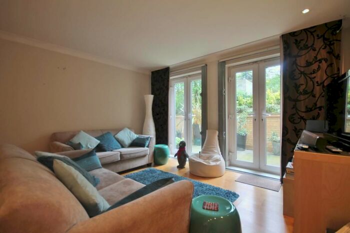 2 Bedroom Flat To Rent In Marlborough Road, London, W4