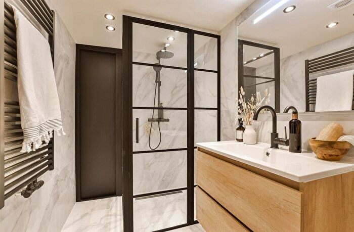 2 Bedroom Flat For Sale In Arches, Whitworth Street West, Manchester, M1