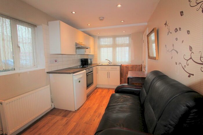 Studio To Rent In Harlow Road, Palmers Green, N13