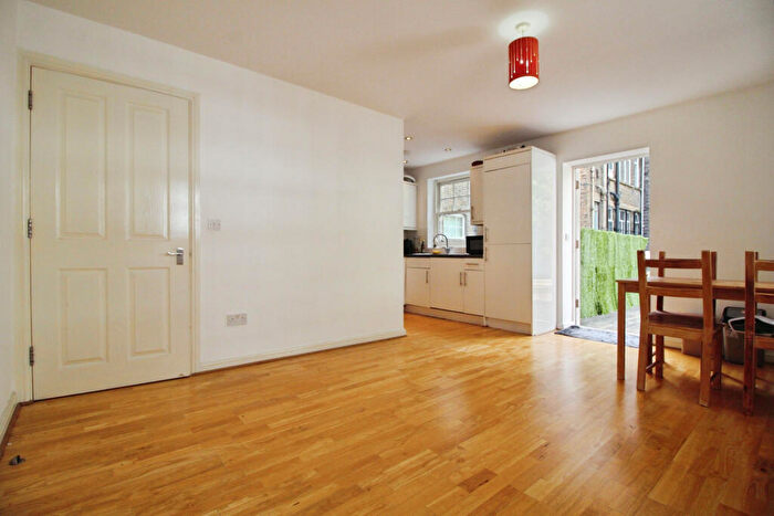 1 Bedroom Apartment To Rent In Commercial Road, Aldgate, London, E1