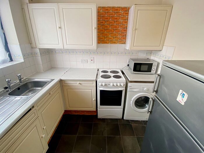 1 Bedroom Flat To Rent In Central Avenue, Enfield, EN1