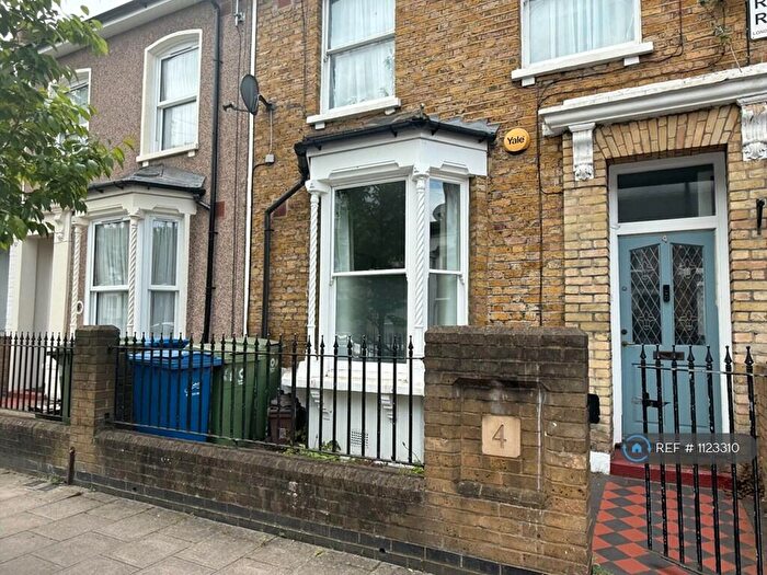 1 Bedroom Flat To Rent In Peckham Rye, London, SE15