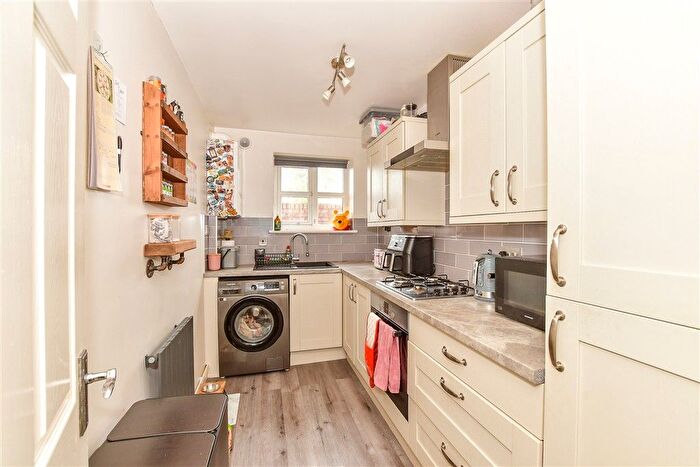2 Bedroom Flat For Sale In Springwell Road, Tonbridge, Kent, TN9