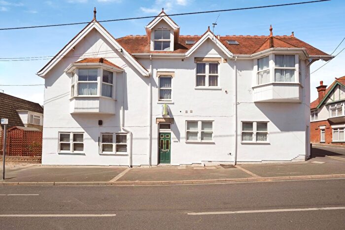 3 Bedroom Flat For Sale In The Broadway, Totland Bay, Isle Of Wight, PO39