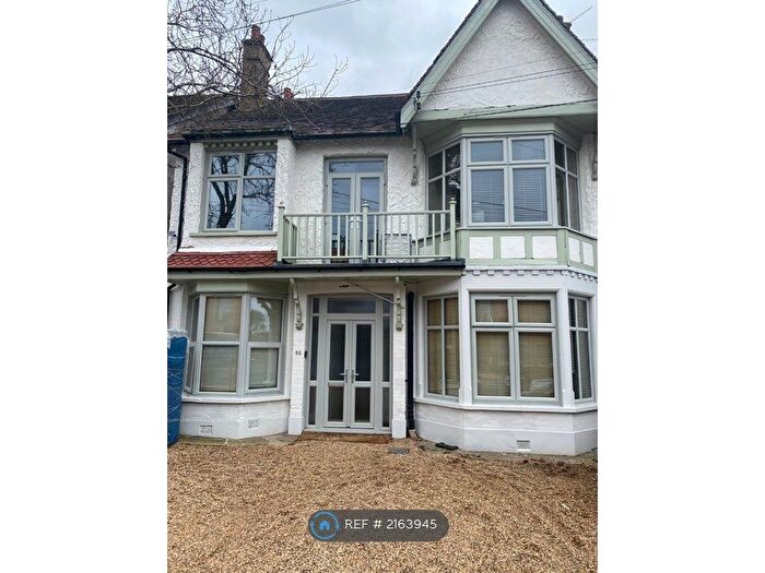 Studio To Rent In Crowstone Avenue, Westcliff-On-Sea, SS0