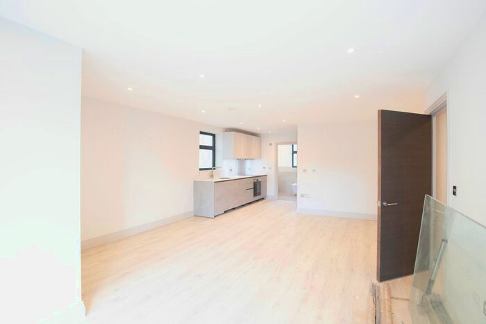 Studio To Rent In The Avenue, Berrylands, Surbiton, KT5